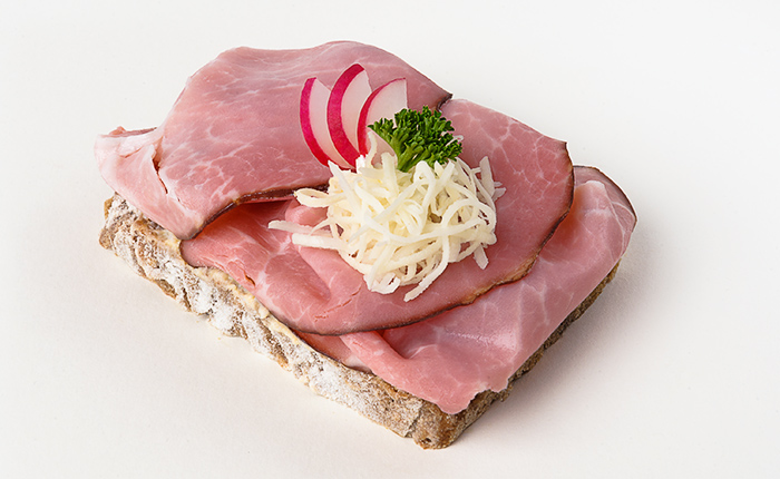 Brötchen mit Geselchtem und Kren