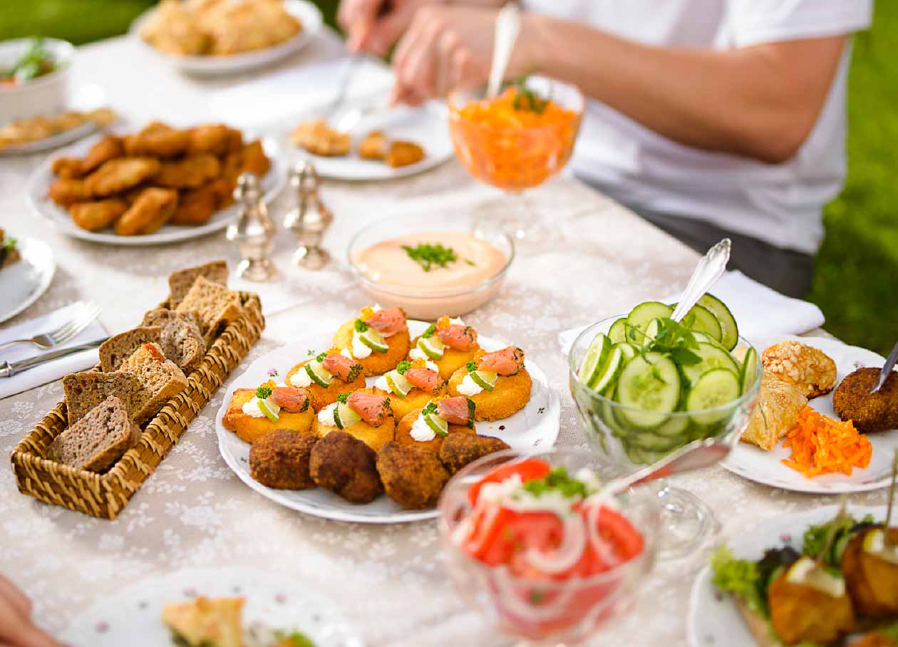Buffetpräsentation mit Edelstahlplatten bei einem Event-Catering in Graz Umgebung